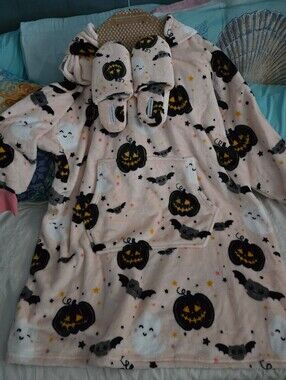 cupcakes and cashmere halloween hoodie and slippers Size M